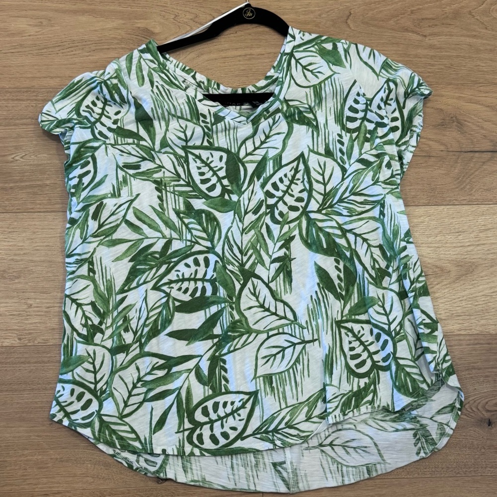 Tahari women's short-sleeve V-neck top L 25.5 p2p 21.75